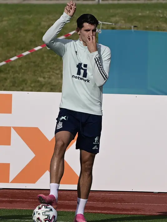 Penyerang Spanyol, Alvaro Morata saat ,mengikuti sesi latihan di Ciudad del Futbol di Las Rozas dekat Madrid (3/7/2021). Spanyol akan menghadapi Italia pada babak semifinal Euro 2020  di Stadion Wembley, Inggris. (AFP/Javier Soriano)