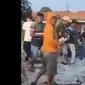 Sebuah video truk bermuatan susu kaleng tumpah di jalan raya dan menjadi rebutan warga viral di media sosial. Peristiwa itu terjadi di Jalan Raya Langut, Kecamatan Lohbener, Kabupaten Indramayu, Senin (21/8/2023). (Liputan6.com/ Dok ist)