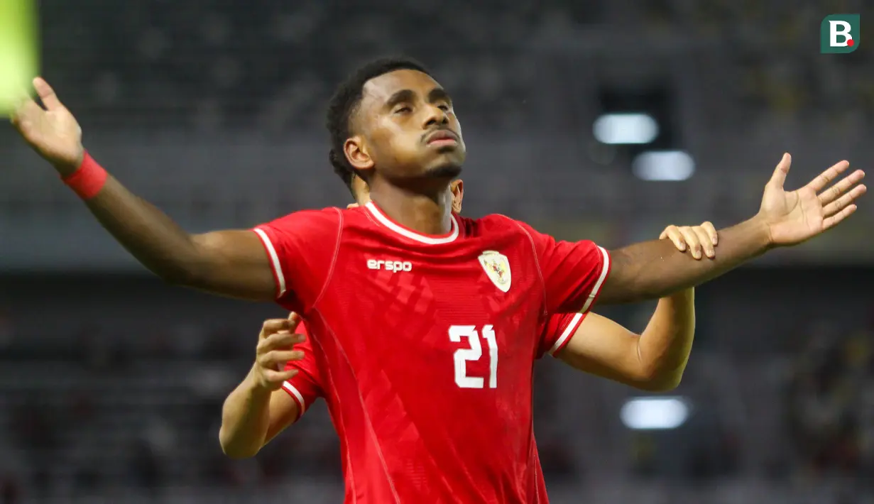 Pemain Timnas Indonesia U-19, Iqbal Gwijangge melakukan selebrasi setelah mencetak gol ke gawang Kamboja U-19 pada fase Grup Piala AFF U-19 2024 di Stadion Gelora Bung Tomo (GBT), Surabaya, Sabtu (20/7/2024) malam WIB. (Bola.com/Aditya Wany)