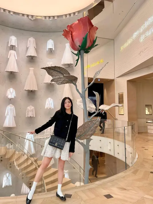 <p>Menyandang predikan global ambassador Dior, tidak afdol rasanya jika Jisoo tidak berkunjung ke Dior - Paris Montaigne. Berpose di sisi ornamen bunga berukuran raksasa membuat Jisoo tampak seperti peri. (Foto: Instagram/ sooyaaa__)</p>