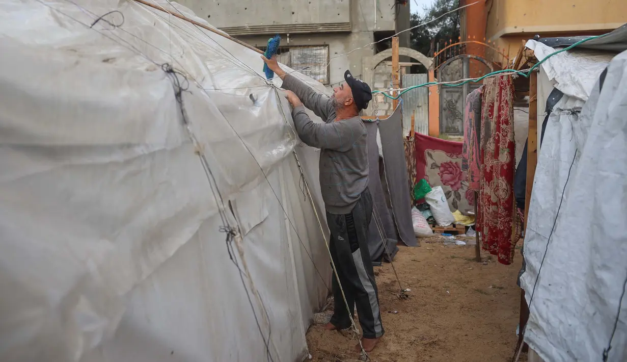 Mereka juga memanfaatkan lahan-lahan terbuka dengan membangun tenda-tenda perlindungan. (Eyad BABA/AFP)