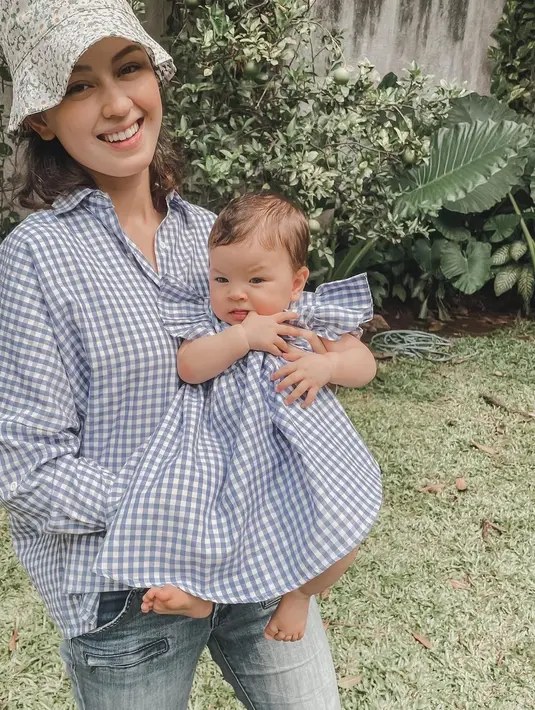 Meski kenakan pakaian simple dan effortles setiap momong buah hatinya, Kimberly tetap terlihat menawan.  [@kimbrlyryder].