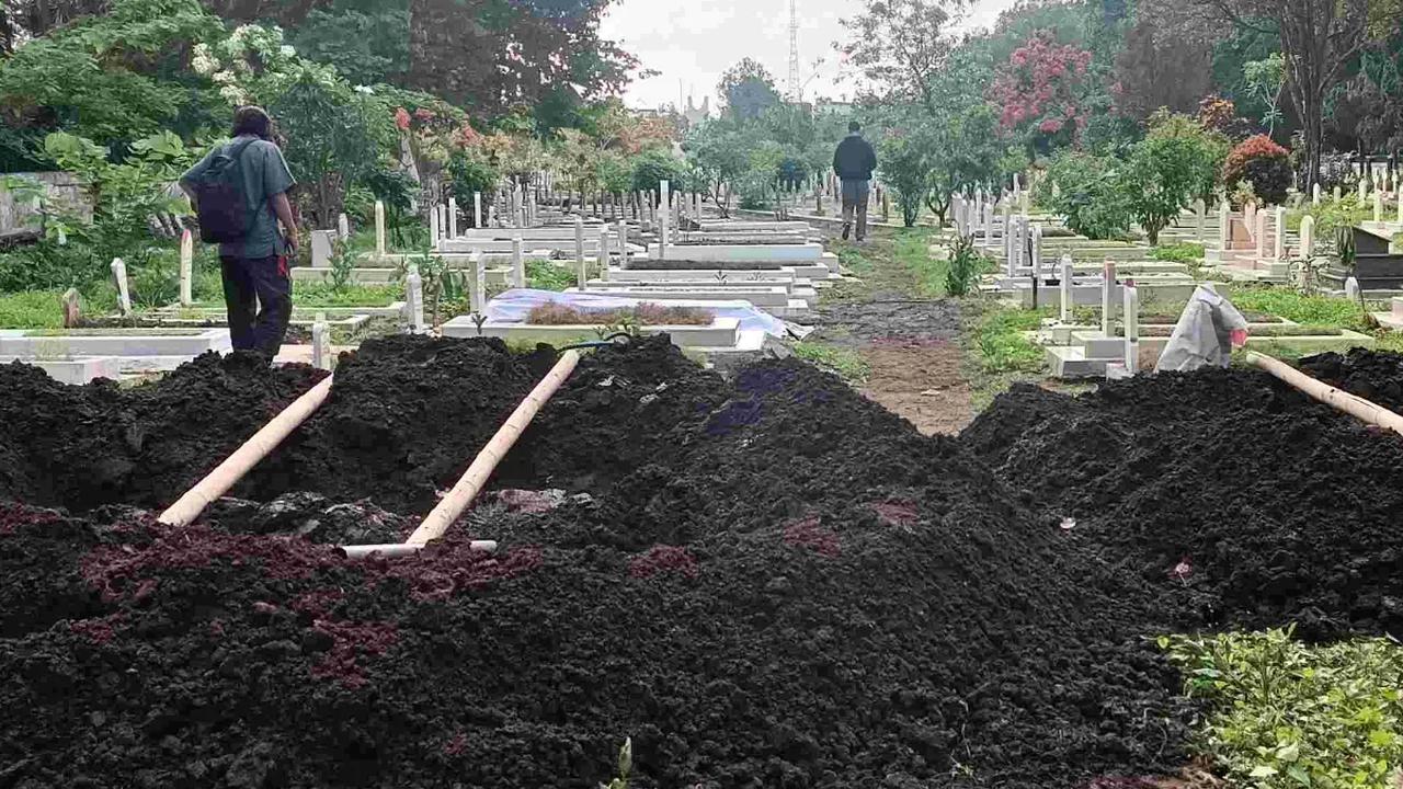 Tiga lubang pemakaman telah disiapkan di Taman Makam Pahlawan (TMP) Kota Malang untuk para korban kecelakaan pesawat Super Tucano.&nbsp;