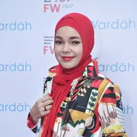 Berpikiran positif, Dewi mengatakan cedera kakinya ini merupakan cobaan yang datang ketika ia dan suami hendak berangkat Umroh. Tak ada rasa minder pada diri Dewi apalagi untuk membatalkan niat baiknya tersebut. (Adrian Putra/Bintang.com)