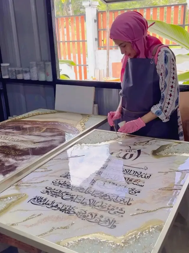 7 potret Natalie Sarah yang Punya Hobi Resin Art Ini Karyanya Keren Banget