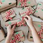 Intip tips seru membungkus kado Natal dan Tahun Baru berikut ini. (Photo by Juliana Malta on Unsplash)