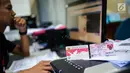 Petugas melakukan perekaman data anak untuk pembuatan Kartu Identitas Anak (KIA) di Kantor Suku Dinas Dukcapil Jakarta Pusat, Selasa (27/11). Tahun 2019, Dukcapil Jakarta Pusat menargetkan sebanyak 300.000 KIA dicetak. (Liputan6.com/Faizal Fanani)