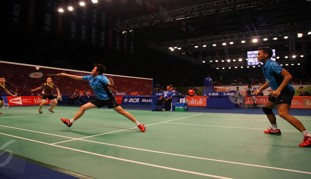 Ganda campuran Indonesia Tontowi Ahmad dan Liliyana Natsir saat beraksi melawan ganda campuran Hongkong Lee Chun Hei Reginald dan Chau Hoi Wah saat Indonesia Open Superseries Premier 2015, Jakarta, Selasa (2/6/2015). (Liputan6.com/Andrian M Tunay)