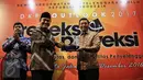 Ketua DKPP Jimly Asshiddiqie memberikan simbolis penghargaan kepada Menko Polhukam Wiranto (kanan) seusai pembukaan kegiatan Outlok 2017 atau Refleksi Akhir Tahun bertajuk Evaluasi dan Proyeksi di Jakarta, Rabu (14/12). (Liputan6.com/Faizal Fanani)