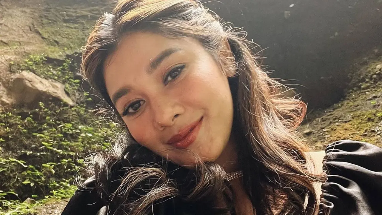 Tampil Menawan Pakai Gaun Hitam, Ini Potret Naysilla Mirdad di Bawah Air Terjun