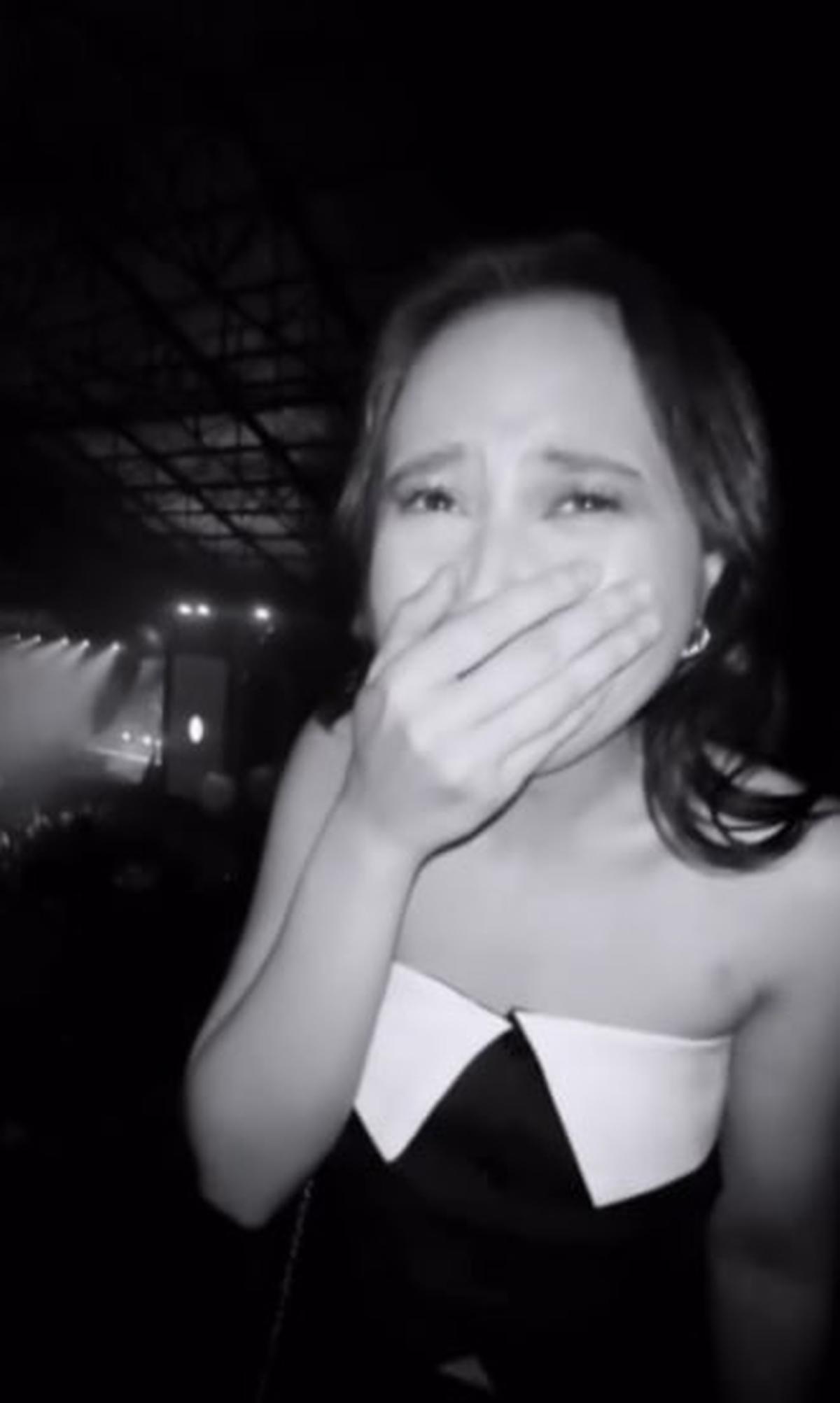 Reaksi Prilly Latuconsina saat Shenina Cinnamon Pamer Cincin Lamaran, Ikut Menangis Haru di Tengah Konser Sal Priadi