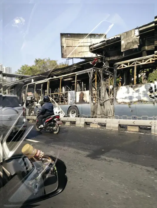 Kondisi bus Transjakarta pasca-terbakar di kawasan Salemba, Jakarta Pusat, Jumat (3/7/2015). Seluruh bagian bus gandeng berwarna abu-abu itu habis terbakar dan tinggal kerangka. (twitter.com/JapanFreakz)