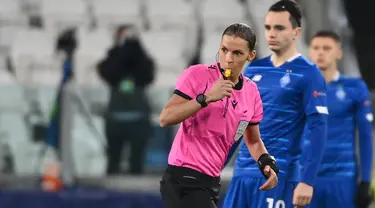 Wasit Prancis, Stephanie Frappart membunyikan peluit untuk memulai pertandingan Grup G Liga Champions antara Juventus vs Dynamo Kiev di Allianz Stadium, Kamis (3/12/2020) dinihari WIB. Frappart menjadi wasit perempuan pertama yang memimpin pertandingan Liga Champions men’s team. (Vincenzo PINTO/AFP)