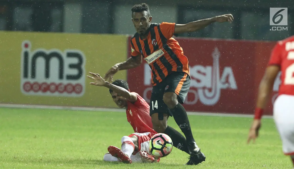 Gelandang Perserui, Ronaldo Mesido berebut bola dengan pemain Persija pada lanjutan Liga 1 Indonesia di Stadion Patriot Candrabhaga, Bekasi, Selasa (13/6). Persija menang telak 3-0 atas perserui. (Liputan6.com/Helmi Fithriansyah)