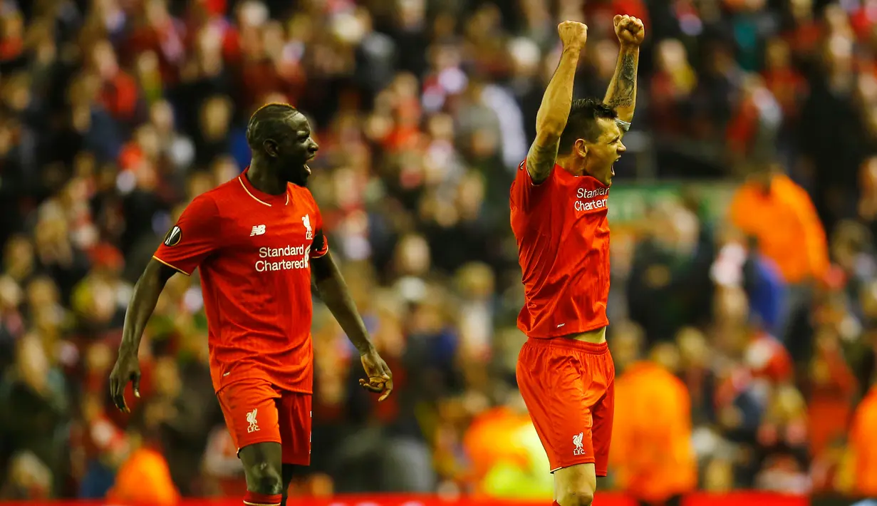 Mamadou Sakho dan Dejan Lovren melakukan selebrasi usai pertandingan melawan Dortmund di leg kedua Liga Europa di stadion Anfield, Inggris, (15/4). Liverpool ke semifinal usai mengalahkan Dortmund dengan agregat 5-4. (Reuters/Darren Staples)