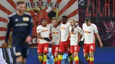 Pemain RB Leipzing merayakan gol yang dicetak Emil Forsberg ke gawang Union Berlin pada laga lanjutan Liga Jerman di Red Bull Arena Stadium, Kamis (21/1/2020) dini hari WIB. RB Leipzig menang tipis 1-0 atas Union Berlin. (AFP/Annegret Hilse/pool)