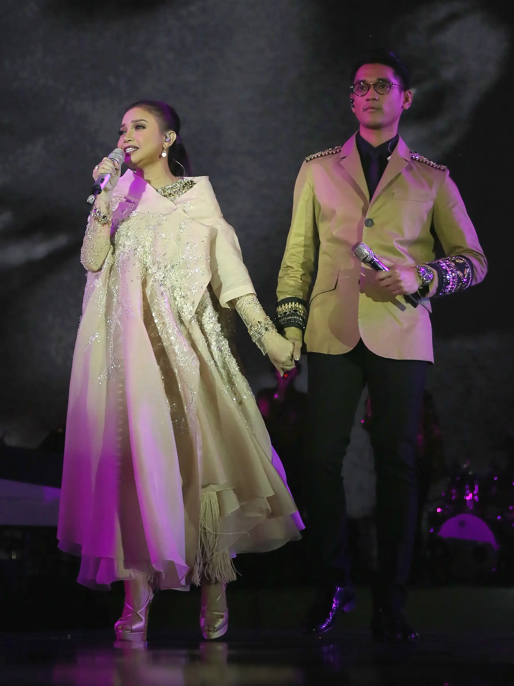 Selesai konser, Afgan menjelaskan kenapa dirinya merasakan gugup saat akan duet bareng sang diva tersebut. Bahkan sempat merasakan deg-degan saat baru sampai di JCC. (Bambang E. Ros/Bintang.com)