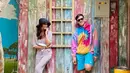 Gaya kasual dalam gaya personal masing-masing, dari set loungewear sampai sweater tie dye (Foto: Instagram @vinogbastian__)