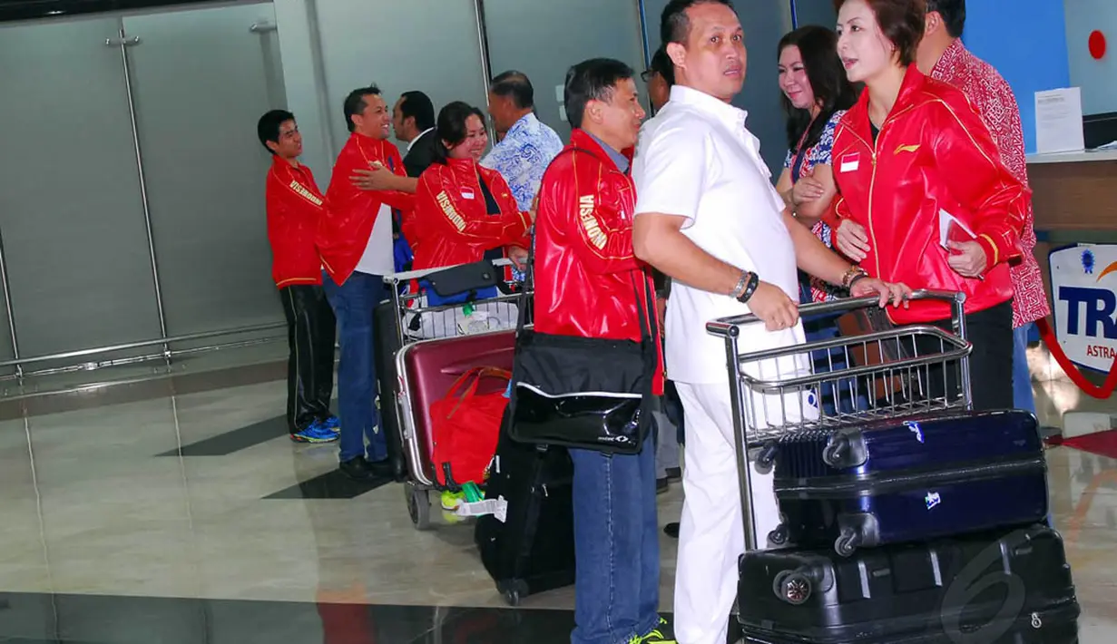 Pasukan merah putih yang tiba pukul 11.30 WIB dijemput   perwakilan PP PBSI, perwakilan KONI Pusat serta mantan   atlet nasional Susi Susanti dan Alan Budikusuma, Selasa   (27/5/14). (Liputan6.com/Miftahul Hayat)