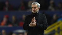 Pelatih Manchester United, Jose Mourinho memberi instruksi kepada para pemainnya saat bertanding melawan Sevilla pada leg kedua babak 16 Liga Champions di Old Trafford, Inggris (13/3). MU kalah atas Sevilla 2-1. (AFP Photo/Oli Scarff)