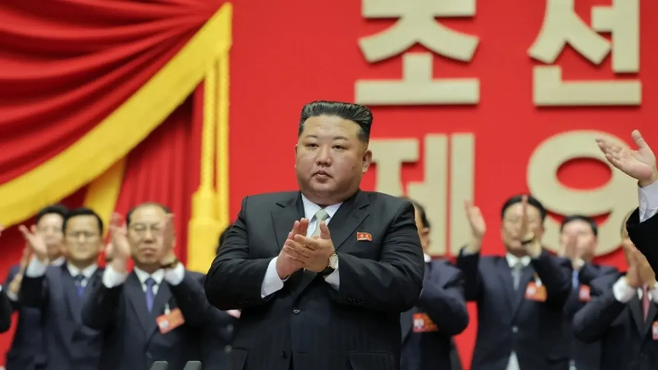 Kim Jong Un bertepuk tangan usai terpilih kembali memimpin Partai Buruh dalam Kongres Partai di Pyongyang, Minggu (22/2/2026).