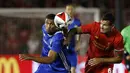 Pemain Chelsea, Ruben Loftus-Cheek (kiri) berebut bola dengan pemain Liverpool, Dejan Lovren pada laga pra musim International Champions Cup di Rose Bowl, Pasadena, California, (28/7/2016) pagi WIB.  (Reuters/Mario Anzuoni)