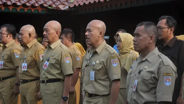 Bupati Cilacap, camat dan sejumlah pejabat Pemkab Cilacap bercukur gundul usai pemilu 2019. (Foto: Liputan6.com/Dinkominfo Cilacap/Muhamad Ridlo)