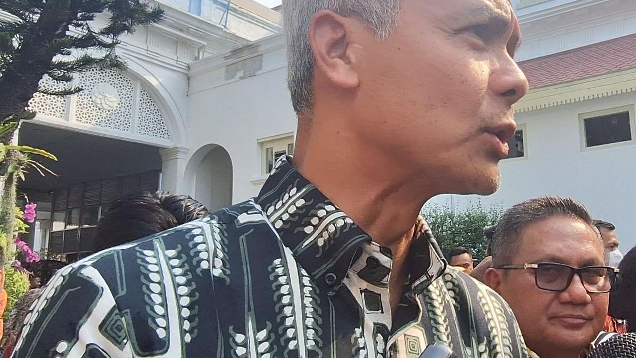 Ganjar Ungkap Pesan di Balik Gandeng Tangan Prabowo Depan Jokowi