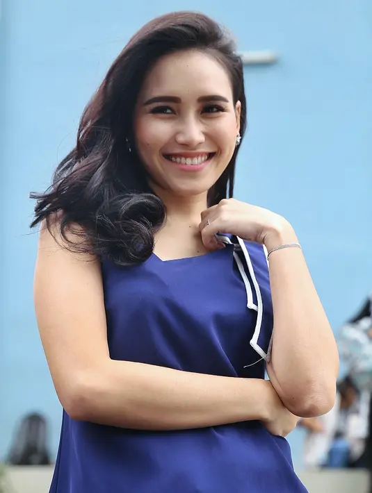 "Biasanya kalau skincare yang rutin paling sunblock terus pelembab wajah supaya nggak kering. Serum itu biasanya kalau sebelum tidur harus pakai itu gitu, dan harus rajin cuci muka," ujar Ayu Ting Ting Kamis (5/4/2018). (Nurwahyunan/Bintang.com)