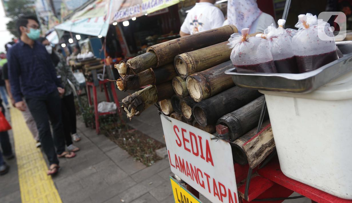 Lemang, makanan favorit khas Sumatera Barat yang dijajakan di kawasan Food Street Kramat, Jakarta, Jumat (30/4/2021). Kawasan yang menjual beragam menu makanan khas Sumatera Barat selalu ramai dikunjungi pecinta kuliner terutama jelang waktu berbuka puasa. (Liputan6.com/Helmi Fithriansyah)
