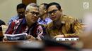 Ketua KPU Arief Budiman (kiri) saat menggelar rapat dengan Komisi II DPR di Kompleks Parlemen, Senayan, Jakarta, Senin (21/5). Rapat tersebut membahas terkait Daftar Pemilih Tetap dan Daftar Pemilih Sementara dalam Pilkada 2018. (Liputan6.com/JohanTallo)