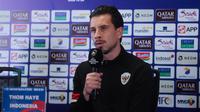 Gelandang Timnas Indonesia, Thom Haye, memberikan keterangan saat jumpa pers jelang laga melawan Arab Saudi di Stadion Utama Gelora Bung Karno (SUGBK), Jakarta Pusat, pada Senin (18/11/2024). (Bola.com/M Iqbal Ichsan)