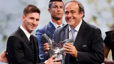 Lionel Messi menerima piala penghargaan sebagai pemain terbaik Eropa 2014-2015 dari Presiden UEFA Michel Platini di Monte Carlo, Kamis (27/8/2015). Pemain Argentina ini menyisihkan Cristiano Ronaldo dan Luis Suarez. (REUTERS/Eric Gaillard)