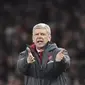 Gaya pelatih Arsenal, Arsene Wenger memberikan instruksi kepada timnya saat melawan West Ham pada laga Piala Liga Inggris di Emirates Stadium, London, (19/12/2017). Arsenal menang 1-0. (AFP/Ben Stansall)