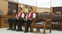 Musikus Marcello Tahitoe atau Ello bersama rekannya Diego saat menjalani sidang putusan di Pengadilan Negeri Jakarta Selatan, Selasa (16/1). Majelis hakim memvonis Ello dan Diego selama 9 bulan rehabilitasi. (Liputan6.com/Herman Zakharia)