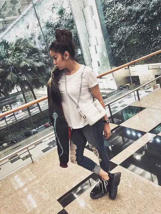 Paduan ripped jeans dan atasan putih membuat Olla Ramlan tampil kece. Meski sudah menjadi ibu, namun ia masih seperti anak-anak remaja. Terlebih dengan sneakers hitam yang dipakainya ini. (Instagram/ollaramlanaufar)