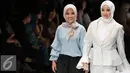 Aktris Natasha Rizki mengenakan hijab ikut tampil saat parade desainer dalam acara pembukaan Jakarta Fashion Week 2017 di Senayan City, Jakarta, Sabtu (22/10). (Liputan6.com/Immanuel Antonius)