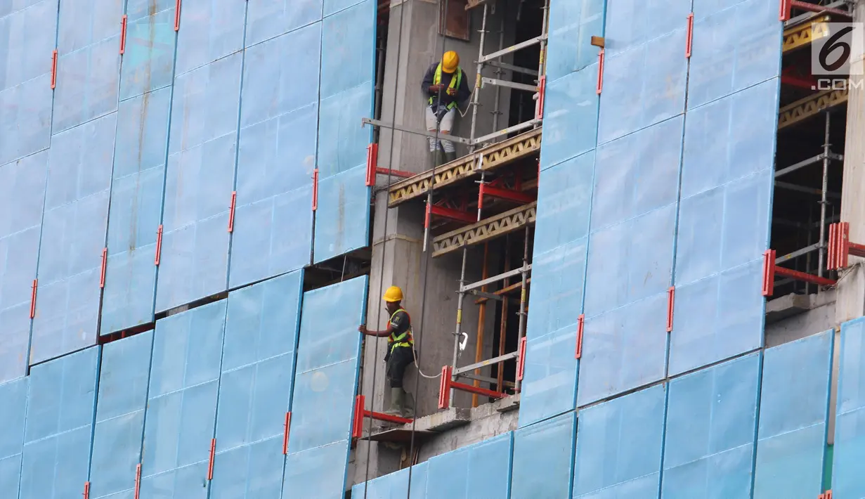 Pekerja tengah menyelesaikan proyek pembangunan gedung bertingkat di Jakarta, Jumat (26/1). Dirjen Bina Konstruksi Kementerian PUPR mengatakan jumlah tenaga kerja konstruksi yang tersertifikasi di Indonesia masih sangat rendah. (Liputan6.com/Angga Yuniar)