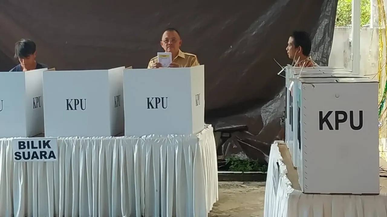 Proses pencoblosan Pemilu 2019 di salah satu TPS di Sulut (Liputan6.com/ Yoseph Ikanubun)