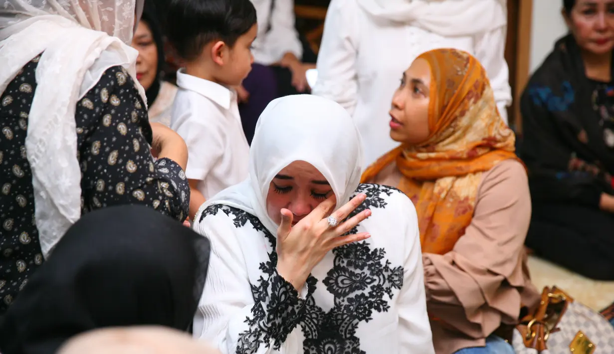 Gurat kesedihan sang istri saat suami yang telah memberikan tiga orang anak itu dipanggil oleh Yang Maha Kuasa. (Nurwahyunan/Bintang.com)