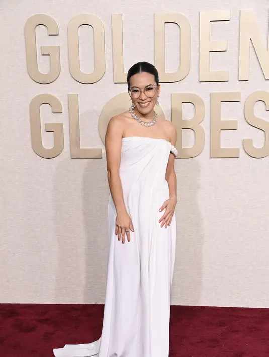 Komedian Ali Wong kali ini tampil anggun dengan long draped ecru silk crepe dari Dior Haute Couture. Gaun putih polos itu terlihat effortless di tubuh Ali Wong. [dok. Dior]