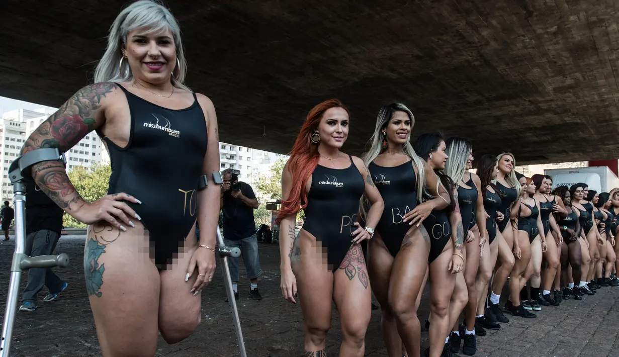 Rubia Machado (kiri) bersama para model lainnya ikut mempromosikan kontes kecantikan Miss Bumbum 2017 di Paulista Avenue, Sao Paulo, Brasil, Senin (7/8). Mereka berbaris di tengah jalan memamerkan tubuh seksi, terutama area bokong. (Nelson ALMEIDA/AFP)