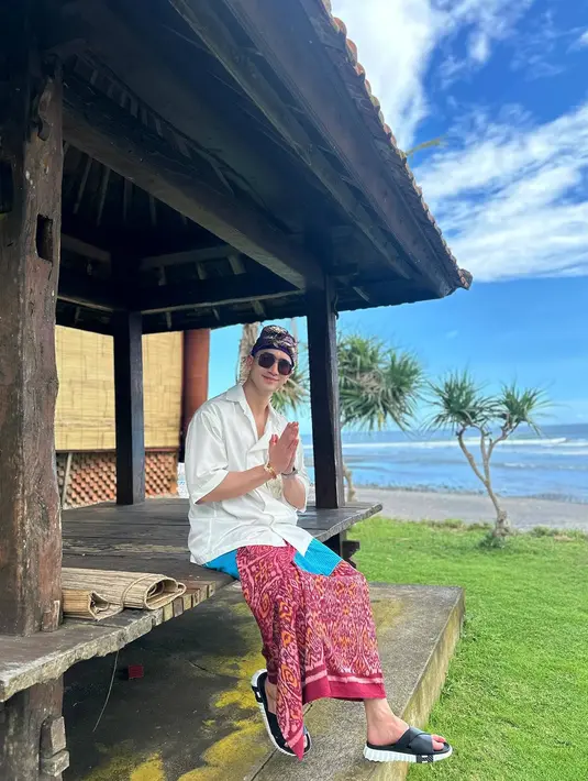 Tampil keren memakai udeng, penutup kepala khas Bali, sosok Verrell Bramasta banjir pujian. Menjadi anggota DPR di usia muda, membuat banyak penggemarnya memberi ucapan selamat dan doa kepada Verrell yang kini membuka lembaran baru sebagai seorang politisi. (Liputan6.com/IG/@bramastavrl)