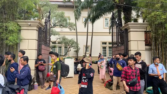 Ratusan warga mengungsi menjauh lokasi titik api kebakaran di Jalan Simprug Golf 2, Kebayoran Lama, Jakarta Selatan, Minggu (21/8/2022) siang (Liputan6.com/Muhammad Radityo Priyasmoro)