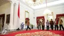 Presiden Jokowi meninggalkan ruang konferensi pers usai mengumumkan tujuh nama yang lolos seleksi calon anggota KY di Istana Merdeka, Jakarta, Rabu (3/9/2015). (Liputan6.com/Faizal Fanani)