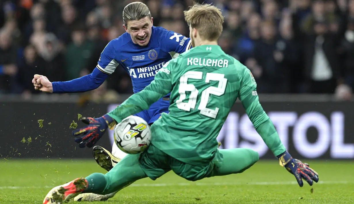 Kiper Liverpool, Caoimhin Kelleher, berhasil menghalau bola tendangan pemain Chelsea, Conor Gallagher, pada laga final Carabao Cup 2023/2024 di Stadion Wembley, Minggu (25/2/2024). (AP Photo/Alastair Grant)