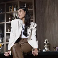 Memiliki gaya berkelas, padu-padan fashion Putri Hasibuan curi atensi. Pilihan warna-warna netral menjadikan gayanya semakin menawan. [Foto: Instagram/ Putri Hasibuan]