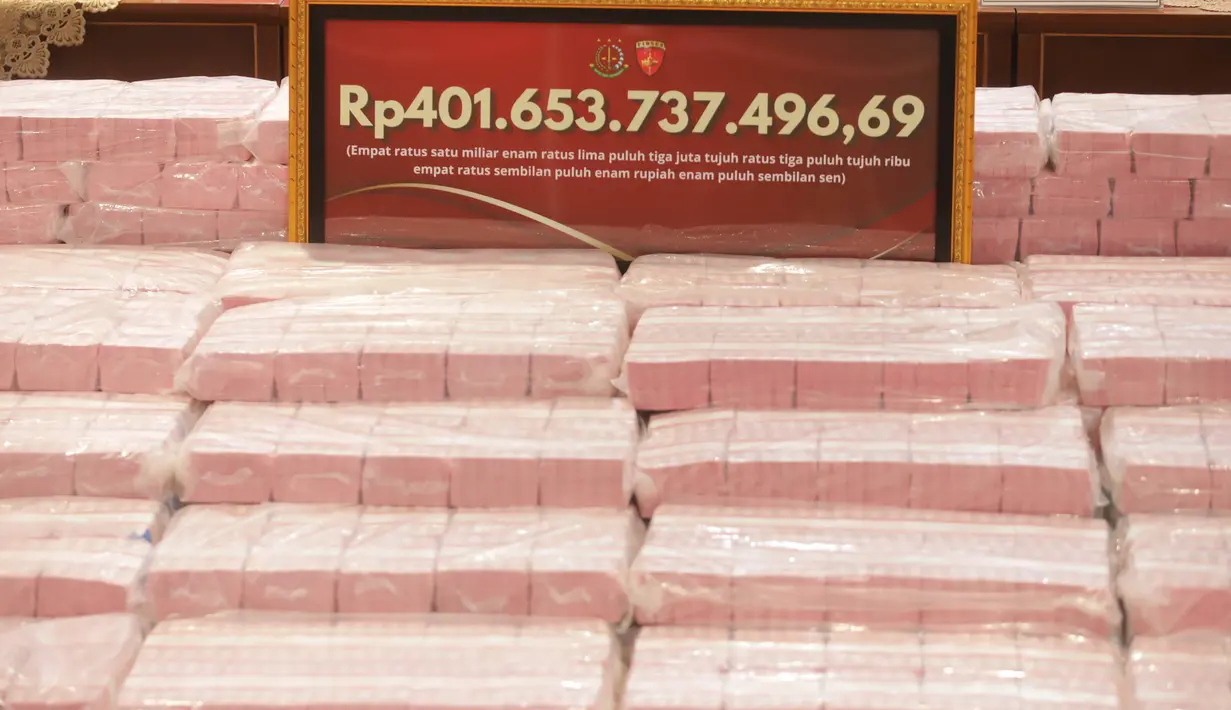Barang bukti uang hasil sitaan terkait kasus dugaan korupsi tata kelola nikel saat konferensi pers di Gedung Bundar, Kejaksaan Agung, Jakarta, Senin, 31 Agustus 2026. (KLY/Arie Basuki).