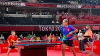 Pertandingan perempat final para tenis meja kategori TT10 Paralimpiade Tokyo 2020 antara David Jacobs (kanan) dengan atlet China, Lian Hao, Sabtu (28/8/2021). David Jacobs berhasil melangkah ke semifinal. (ist)