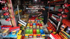Pedagang mainan kayu membersihkan barang dagangannya di kawasan Kalibata, Jakarta, Selasa (18/10). Mainan kayu tradisional semacam ini masih bertahan oleh gempuran mainan-mainan modern di era digital saat ini. (Liputan6.com/Johan Tallo)